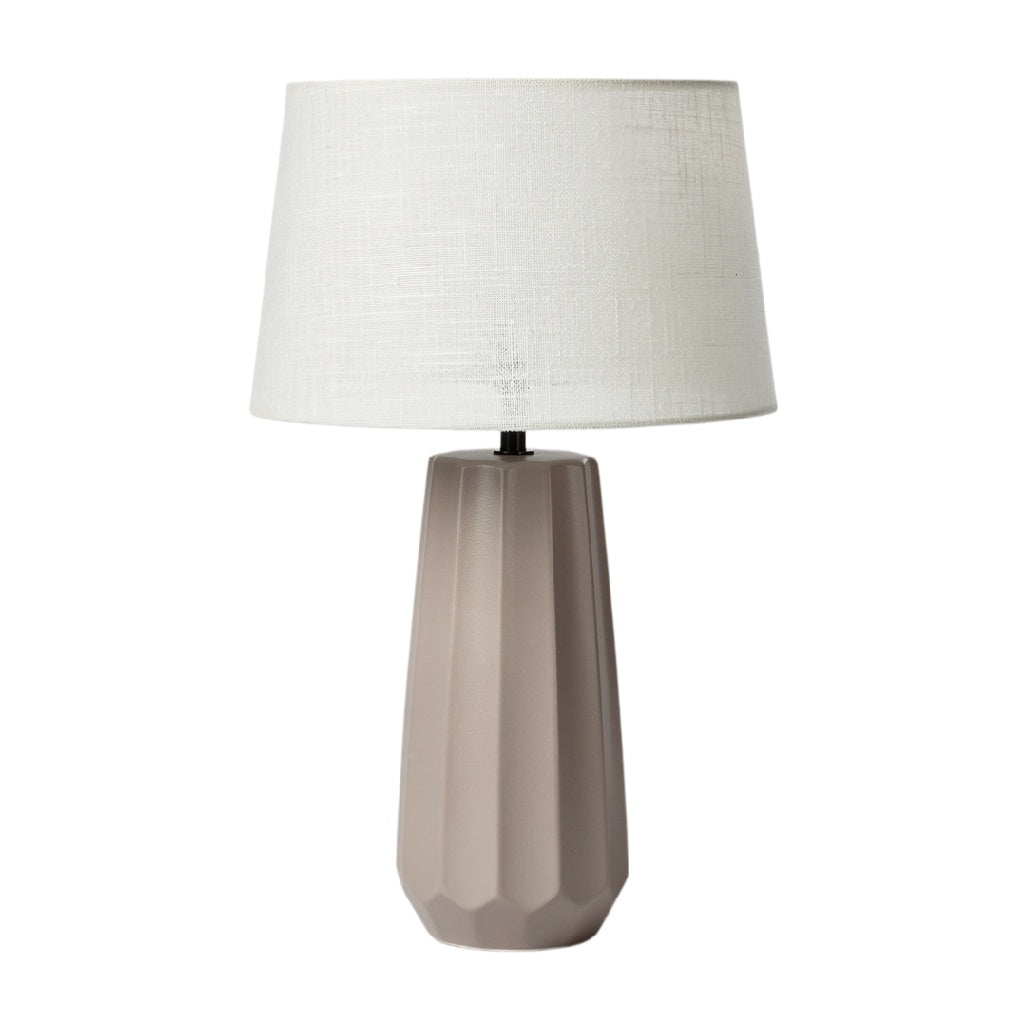 **Lampe de table moderne avec abat-jour en lin blanc et base en céramique texturée**.